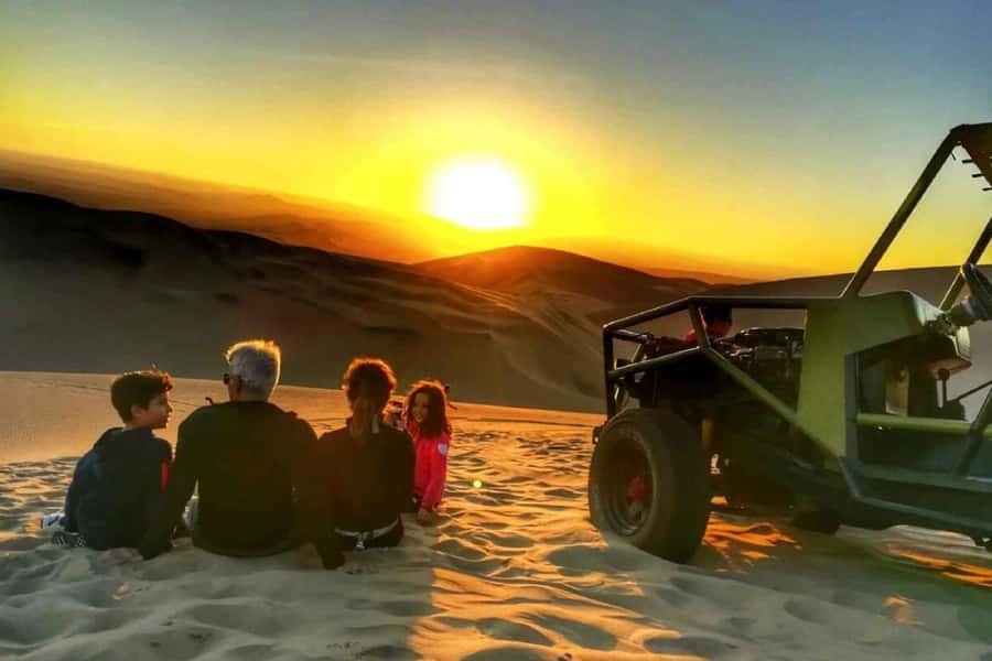 Huacachina: Buggy en las Dunas al Atardecer y Sandboarding - Sandboarding for beginners, with one important detail
