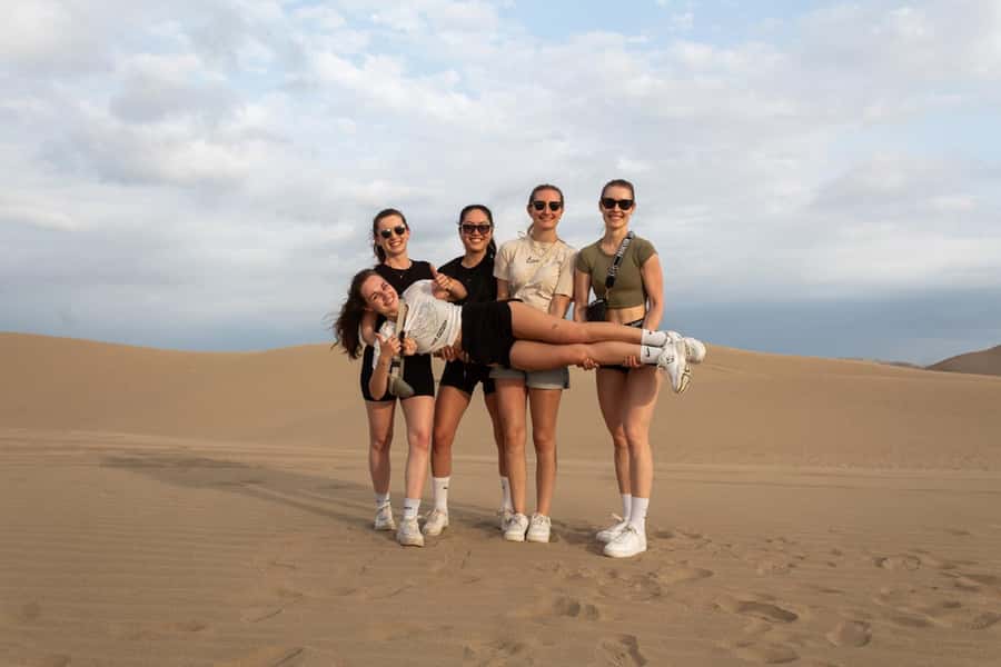 Huacachina: Buggy en las Dunas al Atardecer y Sandboarding - Who should book this Huacachina outing?
