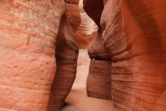 Peekaboo Slot Canyon UTV and Hiking Adventure - Guides make the short visit feel personal